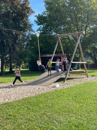Kinder auf Spielgeträten