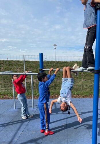 Kinder auf Spielgeräten