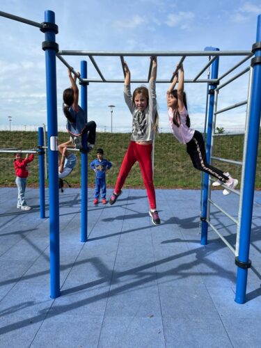 Kinder auf Spielgeräten