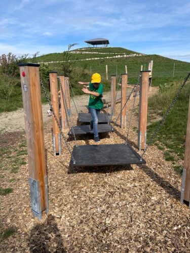 Kinder auf Spielgeräten