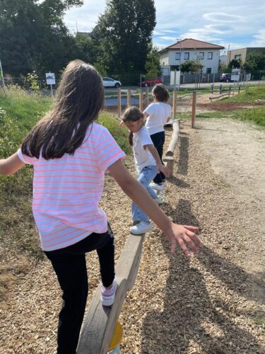 Kinder auf Spielgeräten