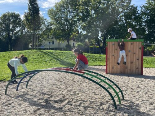 Kinder auf Spielgeräten