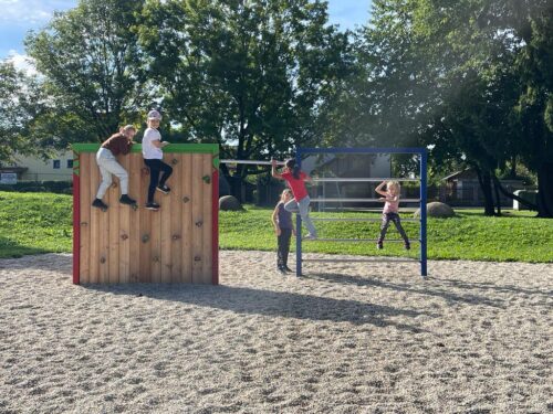 Kinder auf Spielgeräten