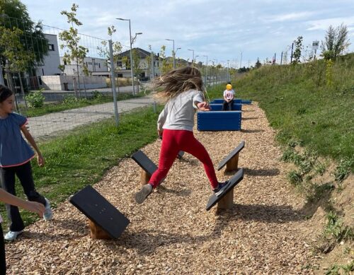 Kinder auf Spielgeräten
