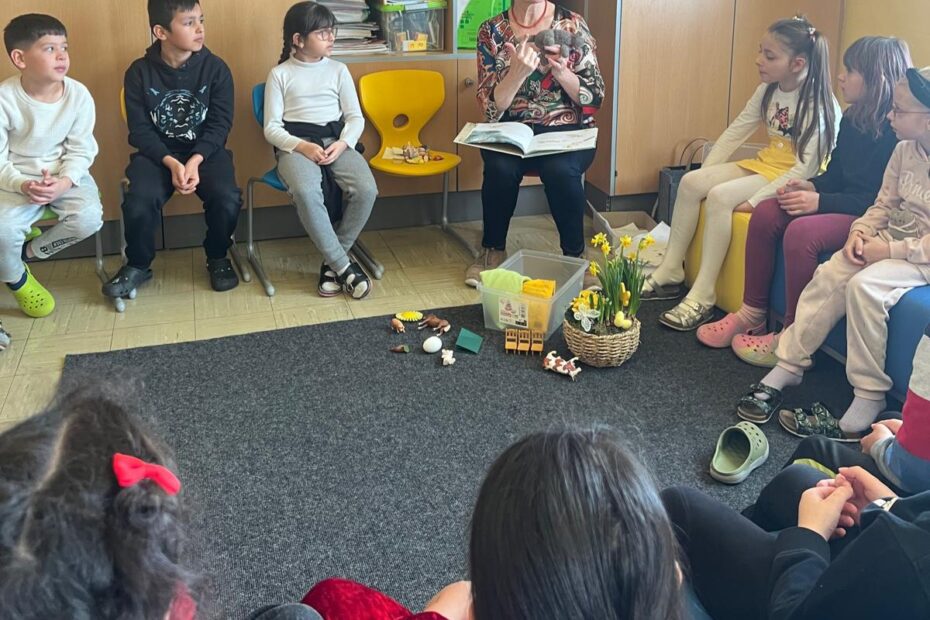 Kinder sitzen im Kreis