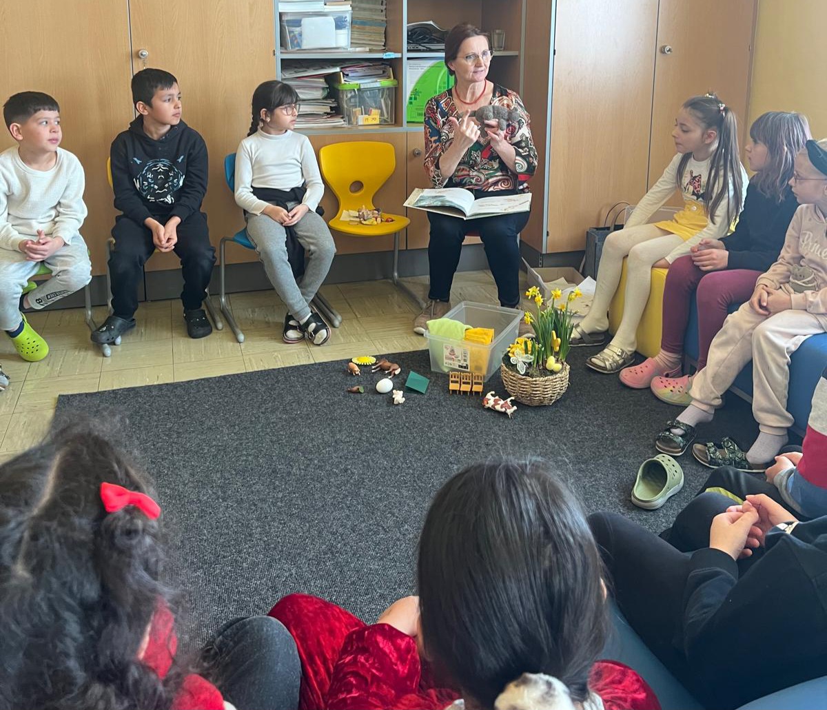Kinder sitzen im Kreis