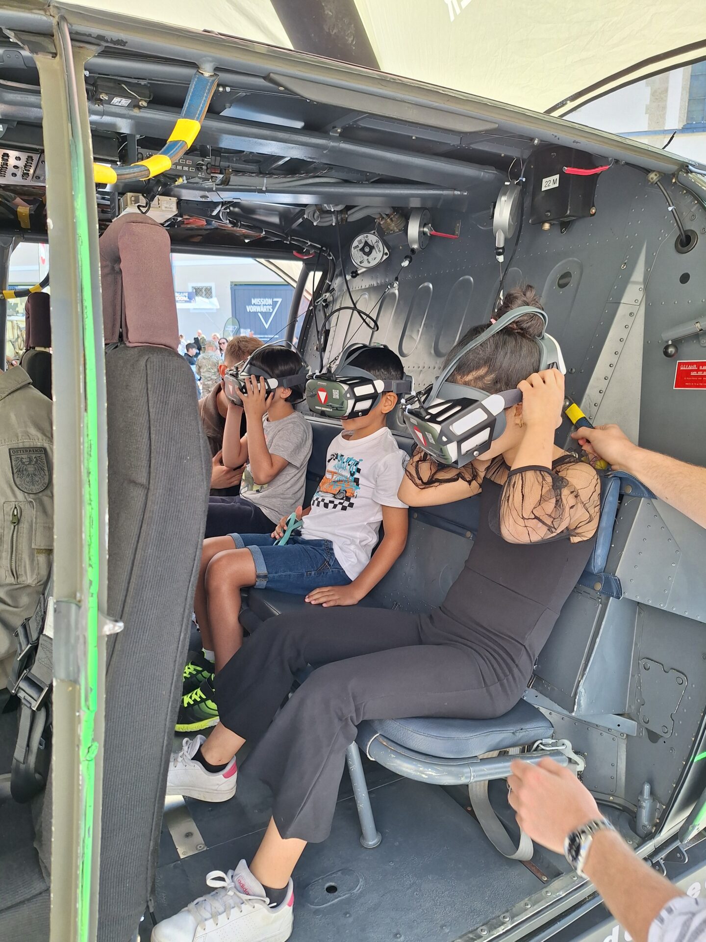Kinder im Hubschrauber mit Flugsimulatorbrille