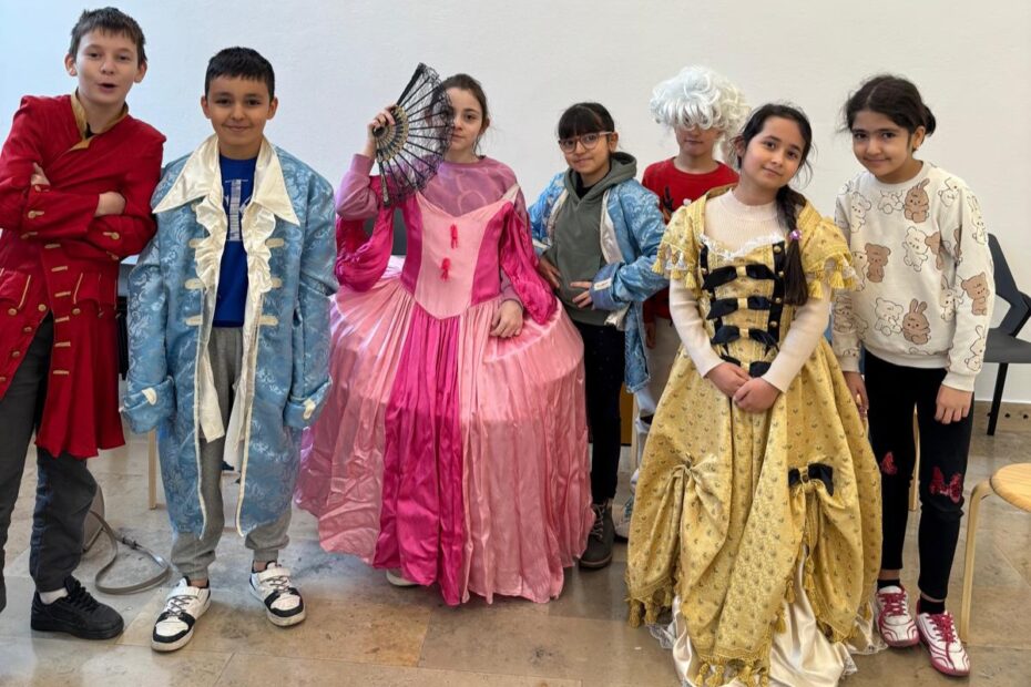 Kinder tragen Kleidung aus der Barockzeit