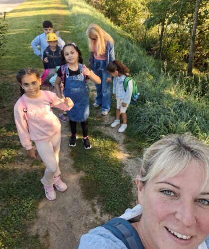 Lehrerin mit Kindern