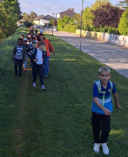 Lehrerin mit Kindern