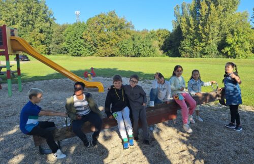 Kinder sitzen auf der Wippe