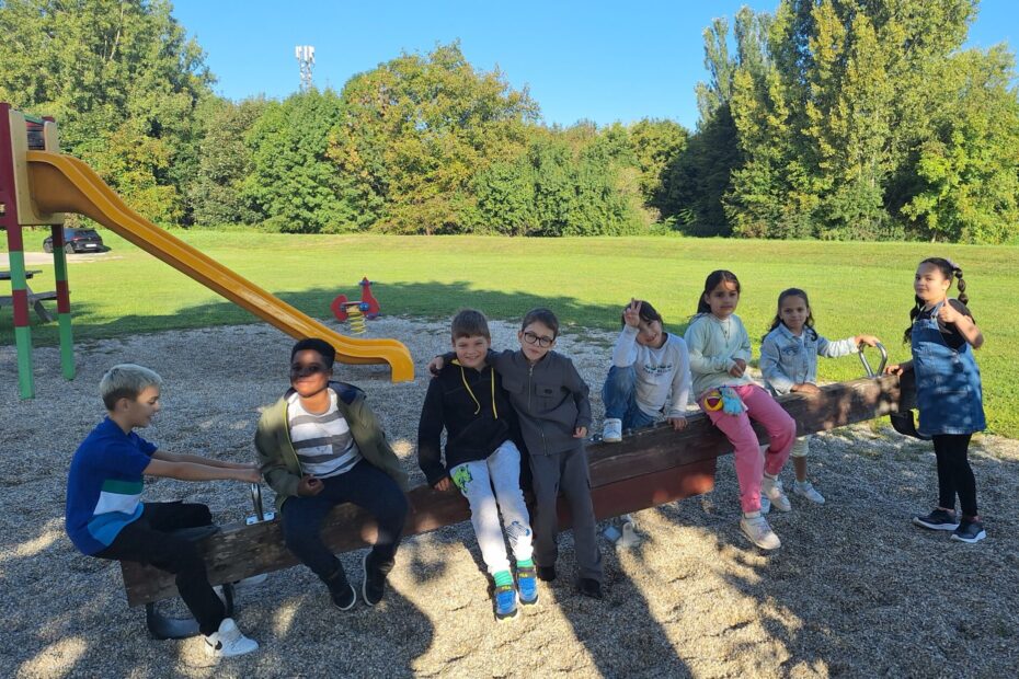 Kinder sitzen auf der Wippe