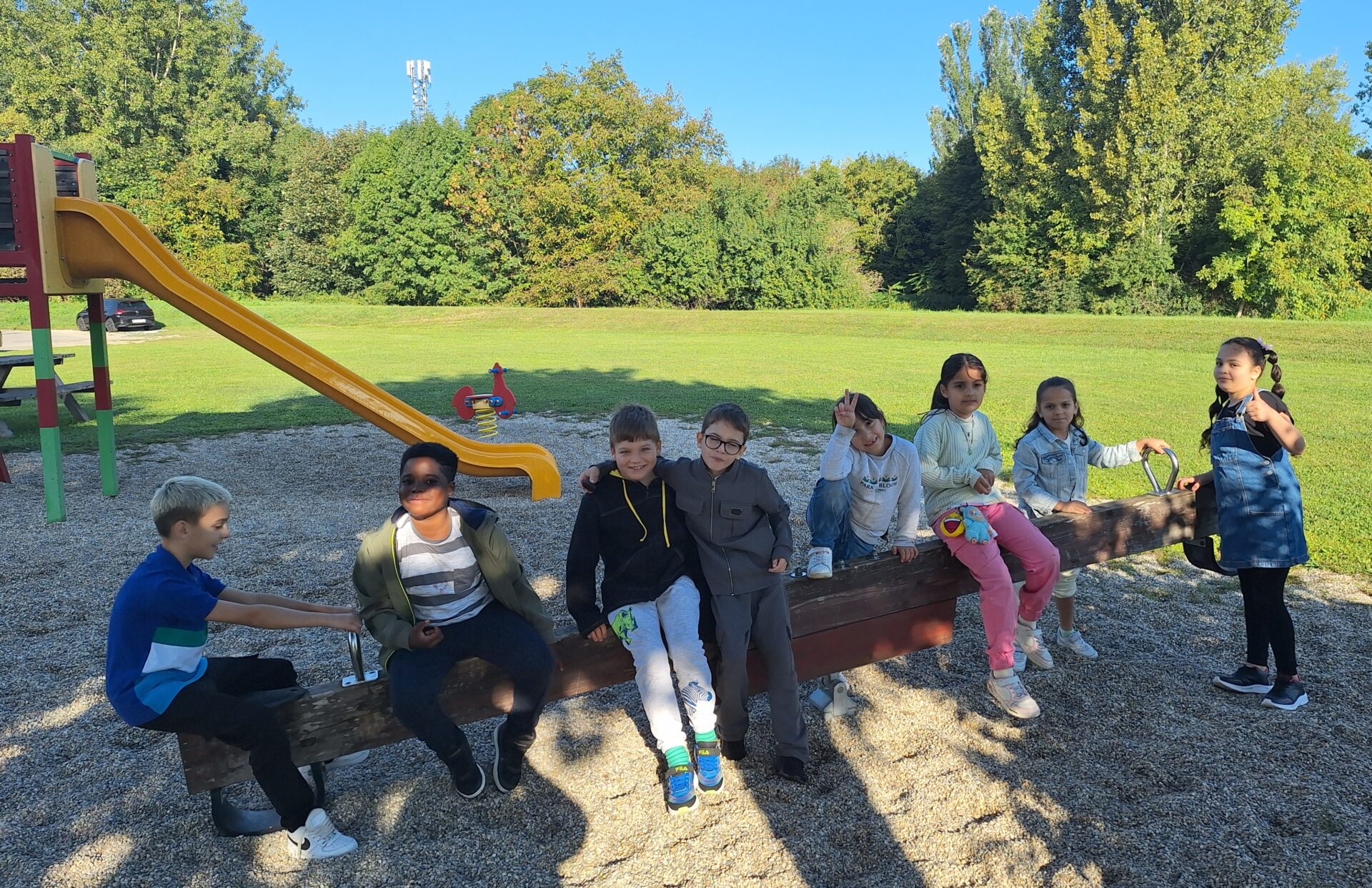 Kinder sitzen auf der Wippe