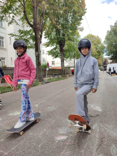 Zwei Mädchen am Skateboard
