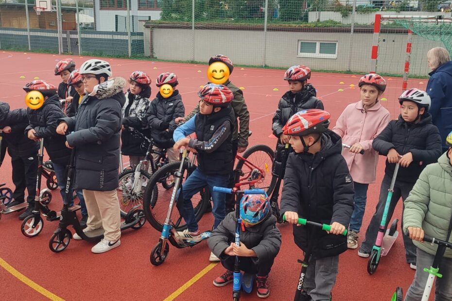 Kinder stehen mit ihren Rollern und Fahrrädern beisammen
