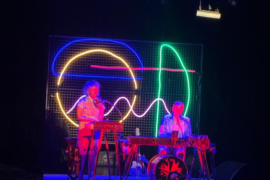 Zwei Künstler mit Instrumenten und Neonlichtern