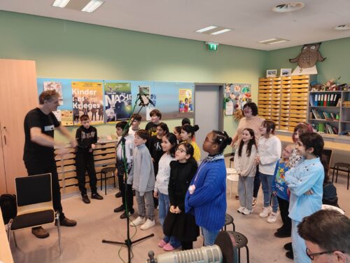 Kinder sprechen beim Workshop ins Mikrofon