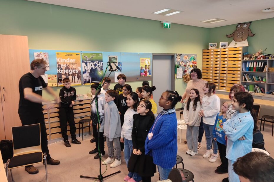 Kinder sprechen beim Workshop ins Mikrofon