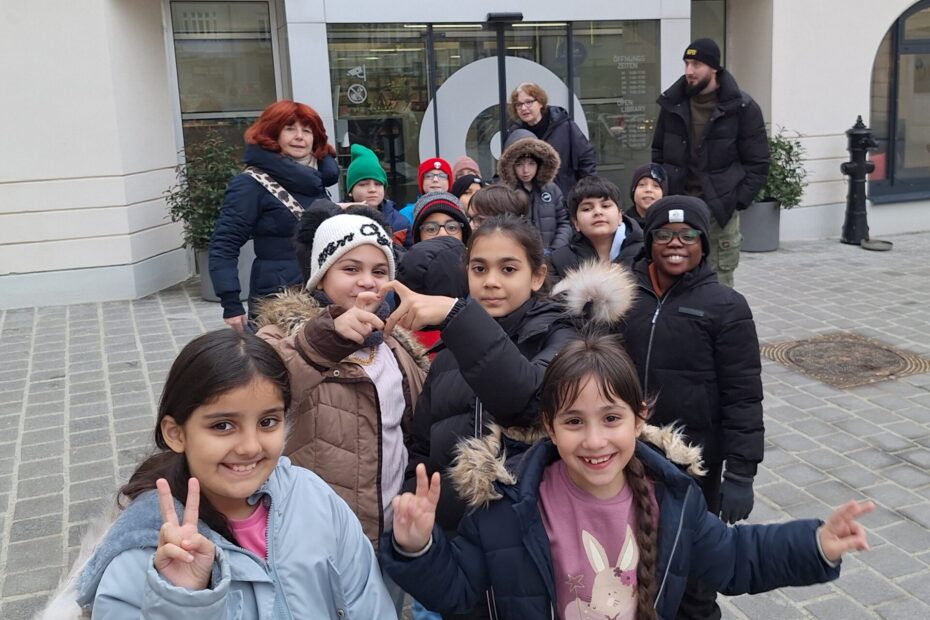 Kinder stehen vor der Stadtbibliothek