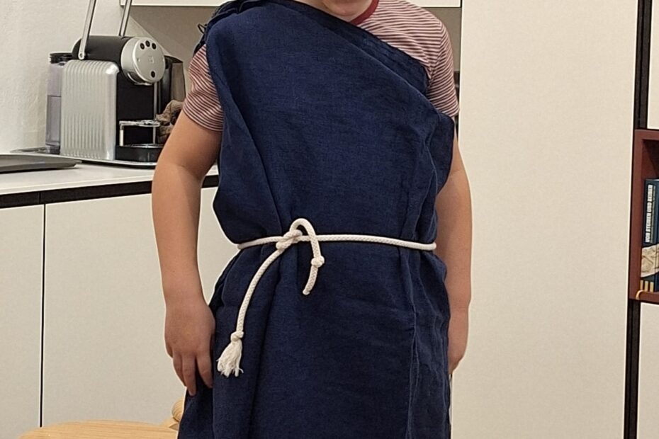 Schüler trägt Gewand aus der Steinzeit