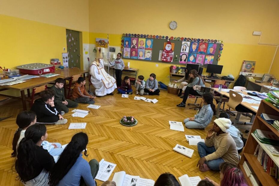 Die Kinder sitzen im Sitzkreis. Der Nikolaus ist auch dabei.
