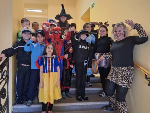 Verkleidete Kinder und Lehrerinnen zu Fasching