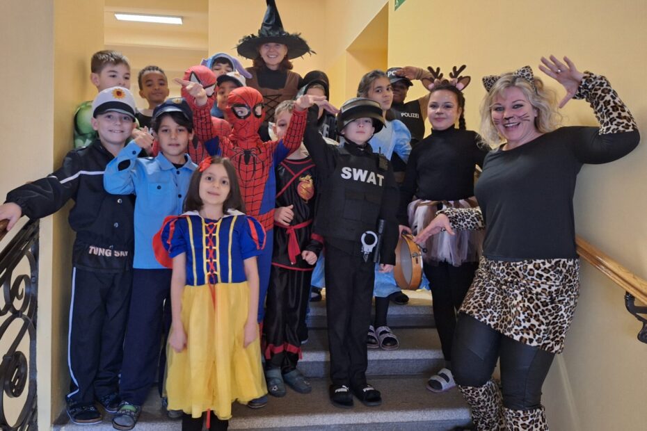 Verkleidete Kinder und Lehrerinnen zu Fasching