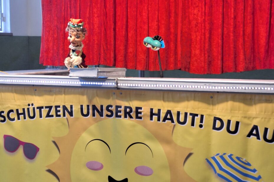 Kasperl und ein Besen im Puppentheater