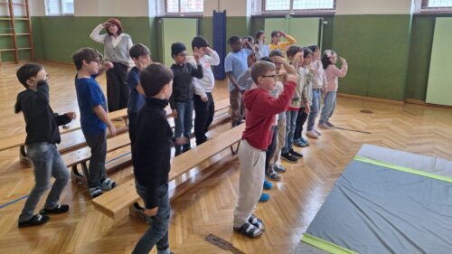 Die Kinder tanzen im Turnsaal beim Mitmachtheater mit