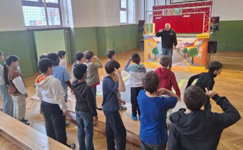 Die Kinder tanzen im Turnsaal beim Mitmachtheater mit