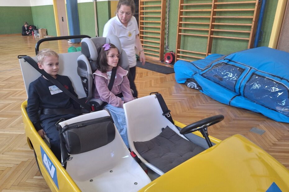 Die Kinder erfahren im Elektroauto warum der Kindersitz so wichtig ist