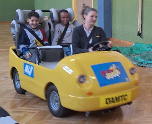Kinder dürfen im Elektroauto mitfahren