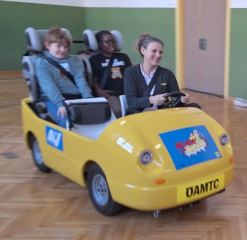 Kinder dürfen im Elektroauto mitfahren