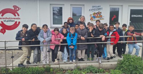 Klassenfoto vor dem Tierheim