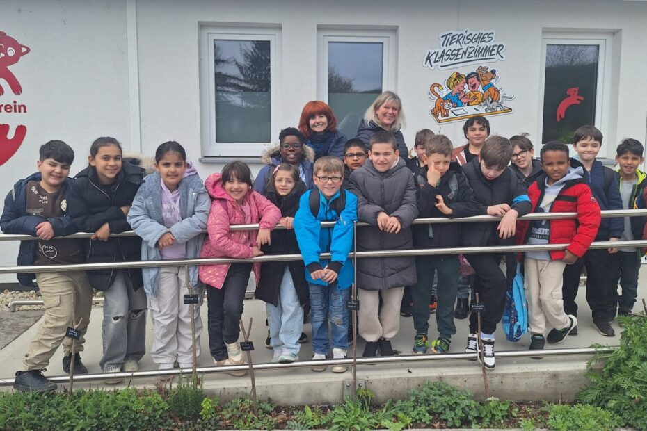 Klassenfoto vor dem Tierheim