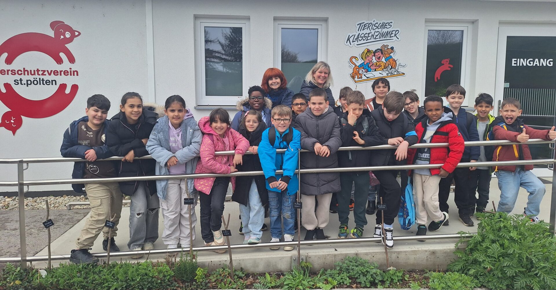 Klassenfoto vor dem Tierheim