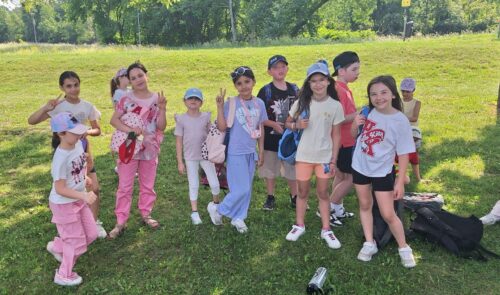 Kinder stehen am Wandertag beisammen