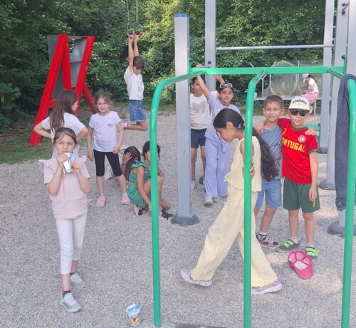 Kinder spielen und turnen bei Stangen
