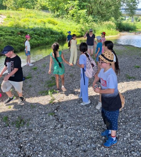 Kinder rasten am Flussufer der Traisen im Schatten