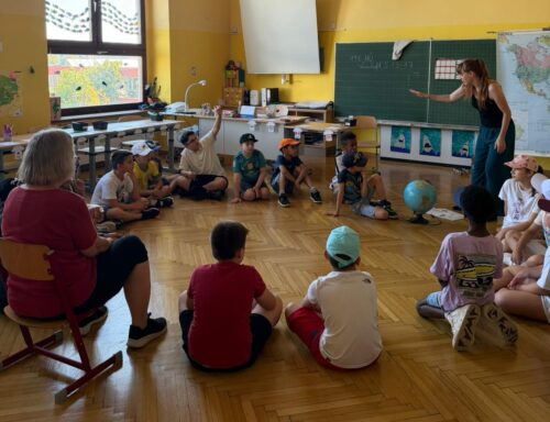 Kinder sitzen im Kreis