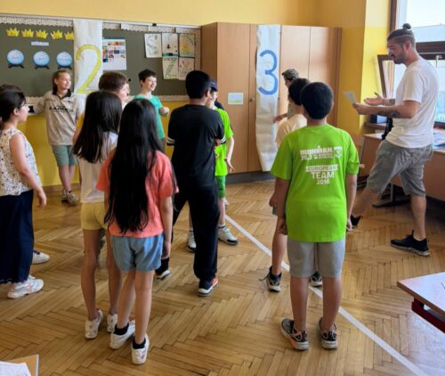 Kinder stehen in der Schulklasse und spielen 1,2 oder 3