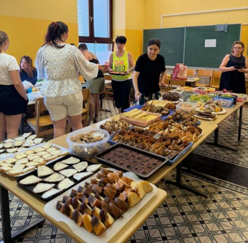 Mütter und Lehrerinnen beim Aufbauen des Buffets für die Jause