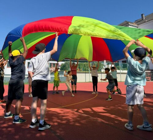 Kinder spielen mit dem Schwungtuch