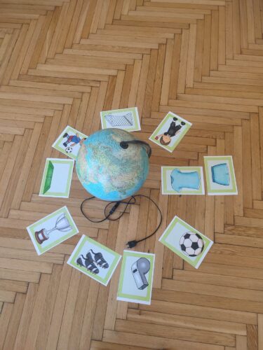 Globus steht am Boden und herum liegen Kärtchen