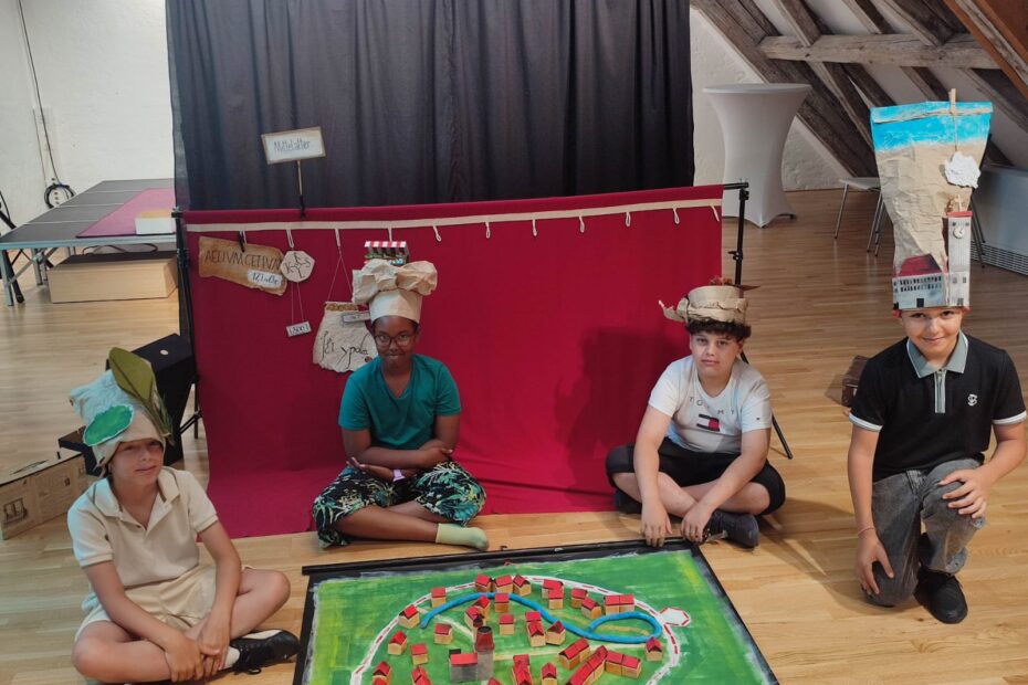 Die Kinder tragen kreative Kopfbedeckungen zu den einzelnen Vierteln von St.Pölten