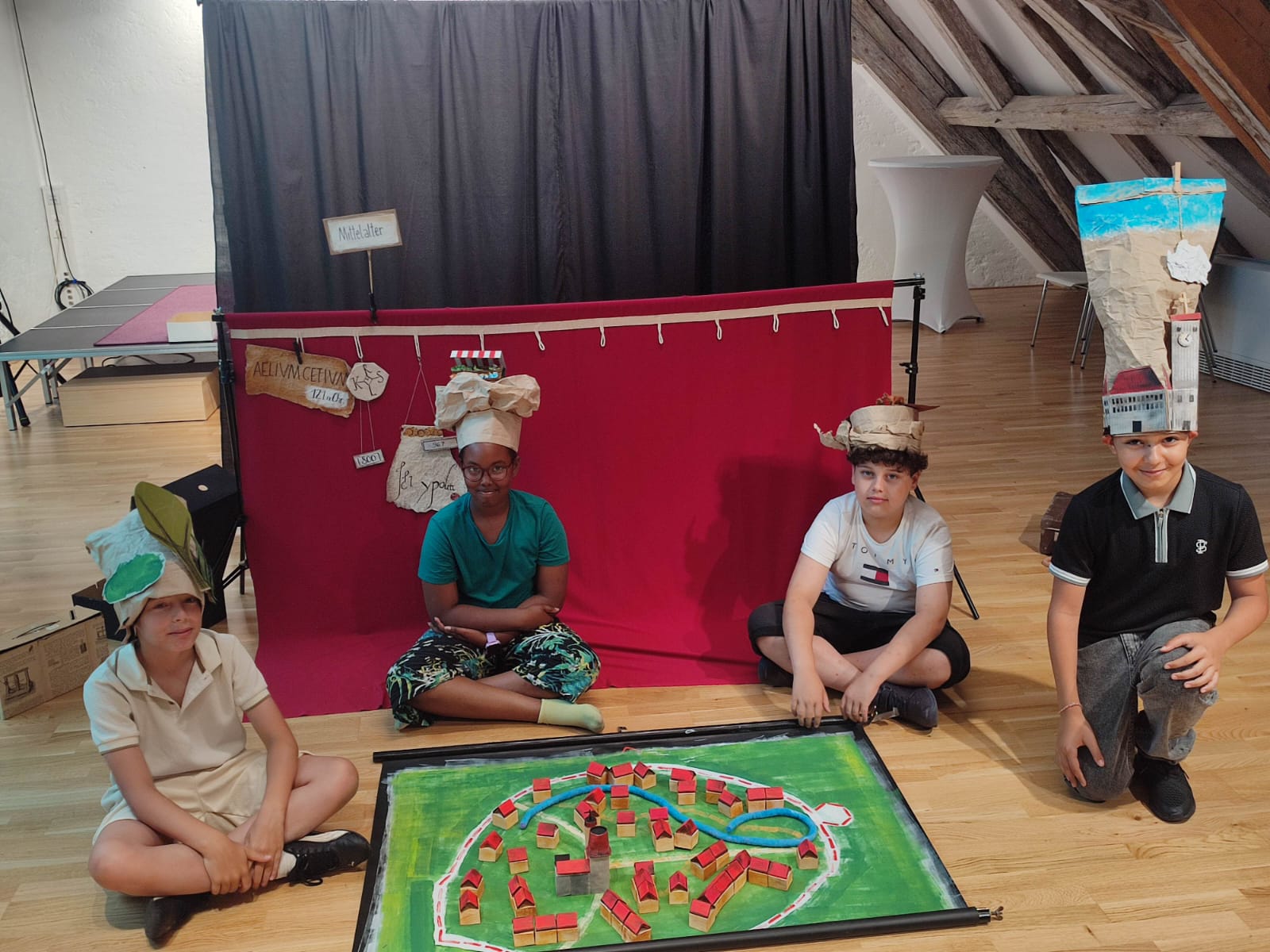 Die Kinder tragen kreative Kopfbedeckungen zu den einzelnen Vierteln von St.Pölten