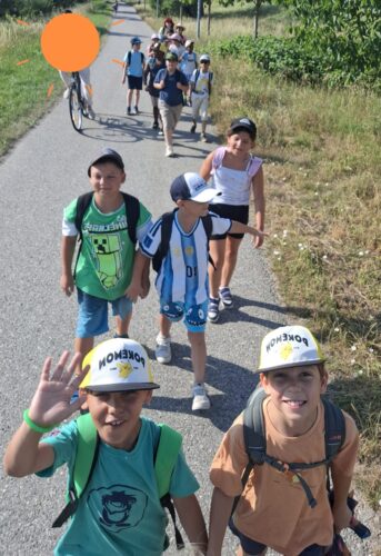 Kinder wandern entlang der Traisen