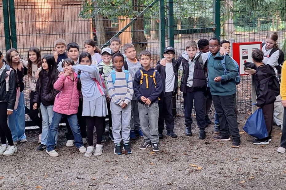 Gruppenfoto von Kindern im Freien