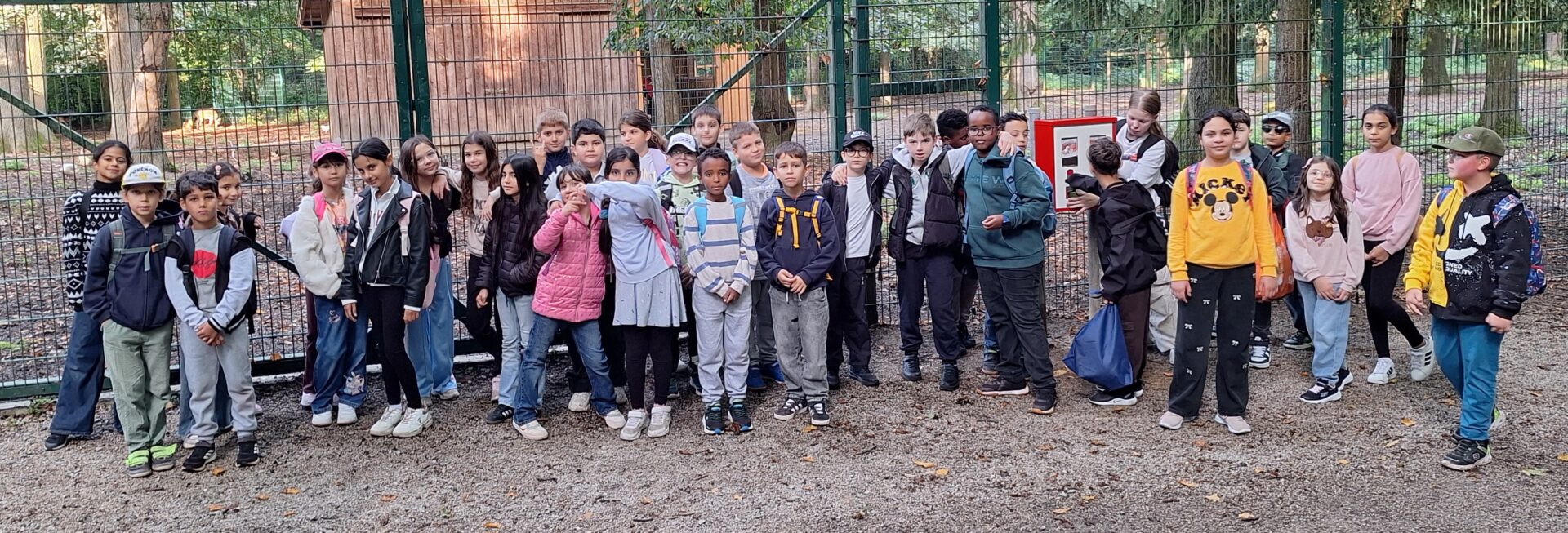 Gruppenfoto von Kindern im Freien