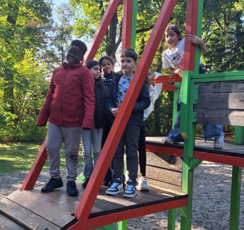Kinder stehen auf einem Spielgerät am Spielplatz